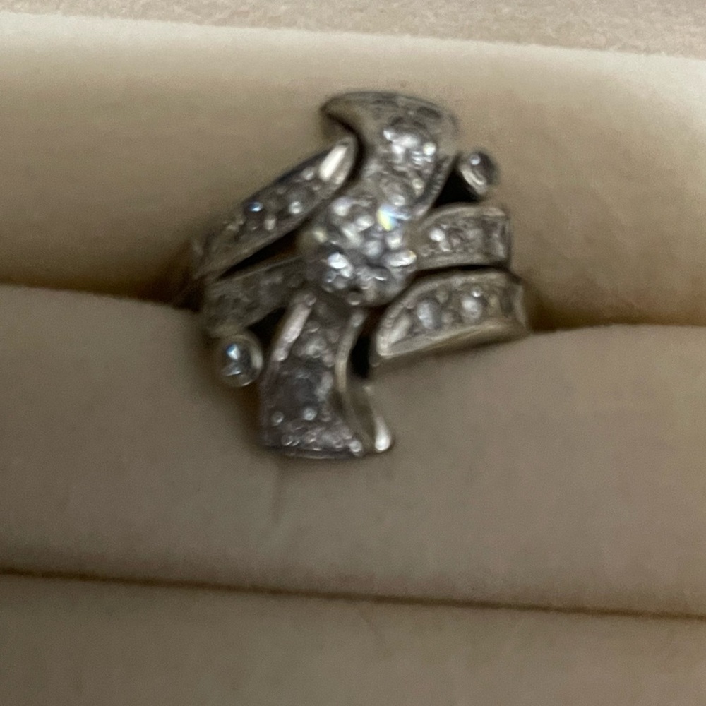 Diamond ring 14k, VS2, old minor ring size 5.25 white gold missing 1 small stone